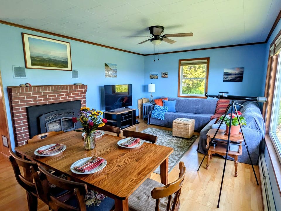 Marlboro Ocean Family House 1 dog ok 2 minutes to beach House in Lamoine