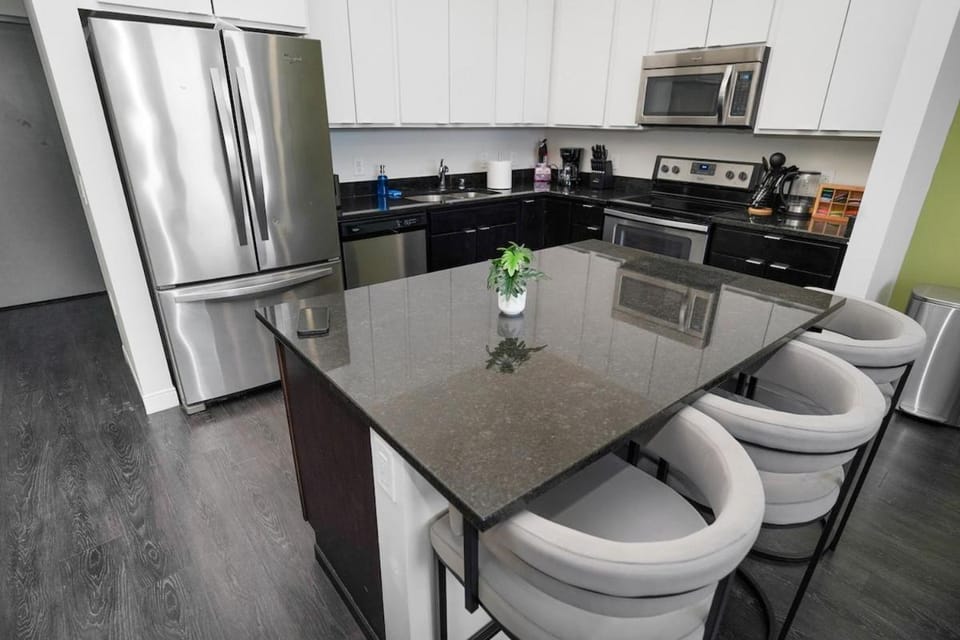 Modern Westown 2BR with Balcony - 5 min to Deer District Apartment in Milwaukee