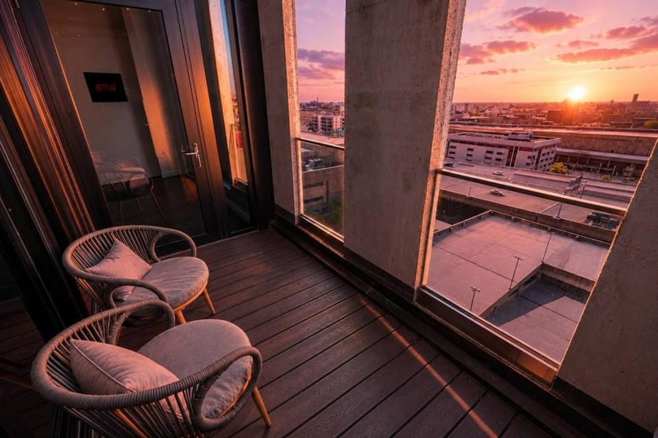 Chic Westown 3BR with Balcony - 5 min to Public Market Apartment in Milwaukee
