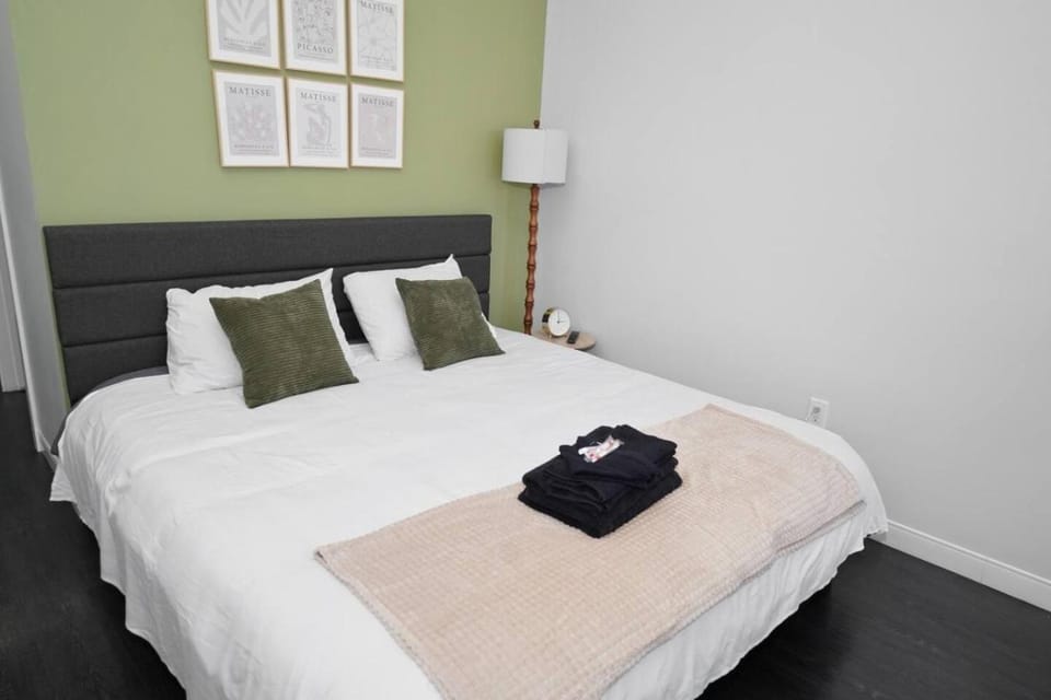 Chic Westown 3BR with Balcony - 5 min to Public Market Apartment in Milwaukee