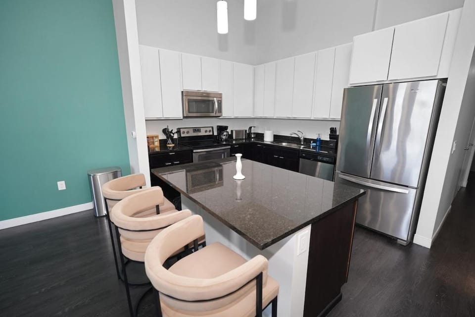Chic Westown 3BR with Balcony - 5 min to Public Market Apartment in Milwaukee