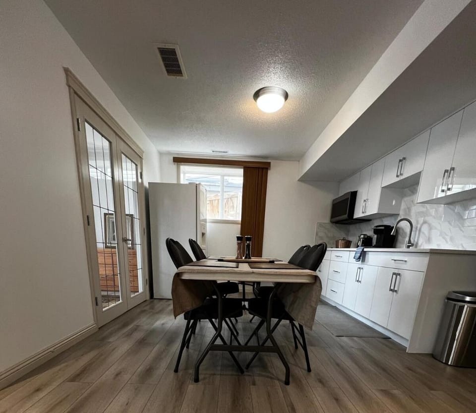 1 Bedroom Walkout & Parking NW Calgary Apartment in Calgary
