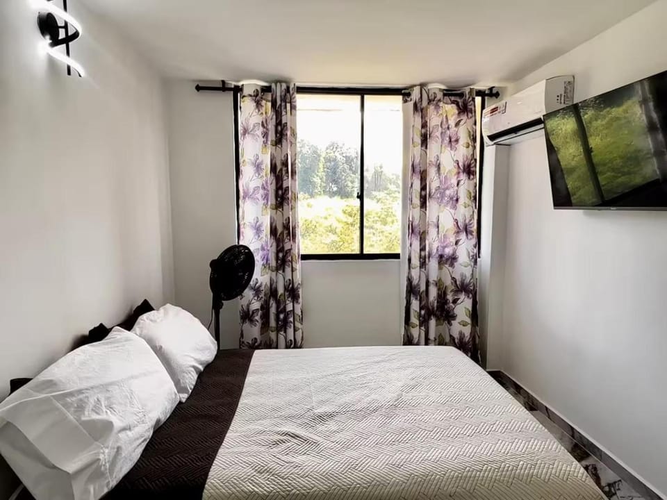Moderno apto con AC, balcón y gran ubicación frente a la FOSCAL Apartment in Floridablanca