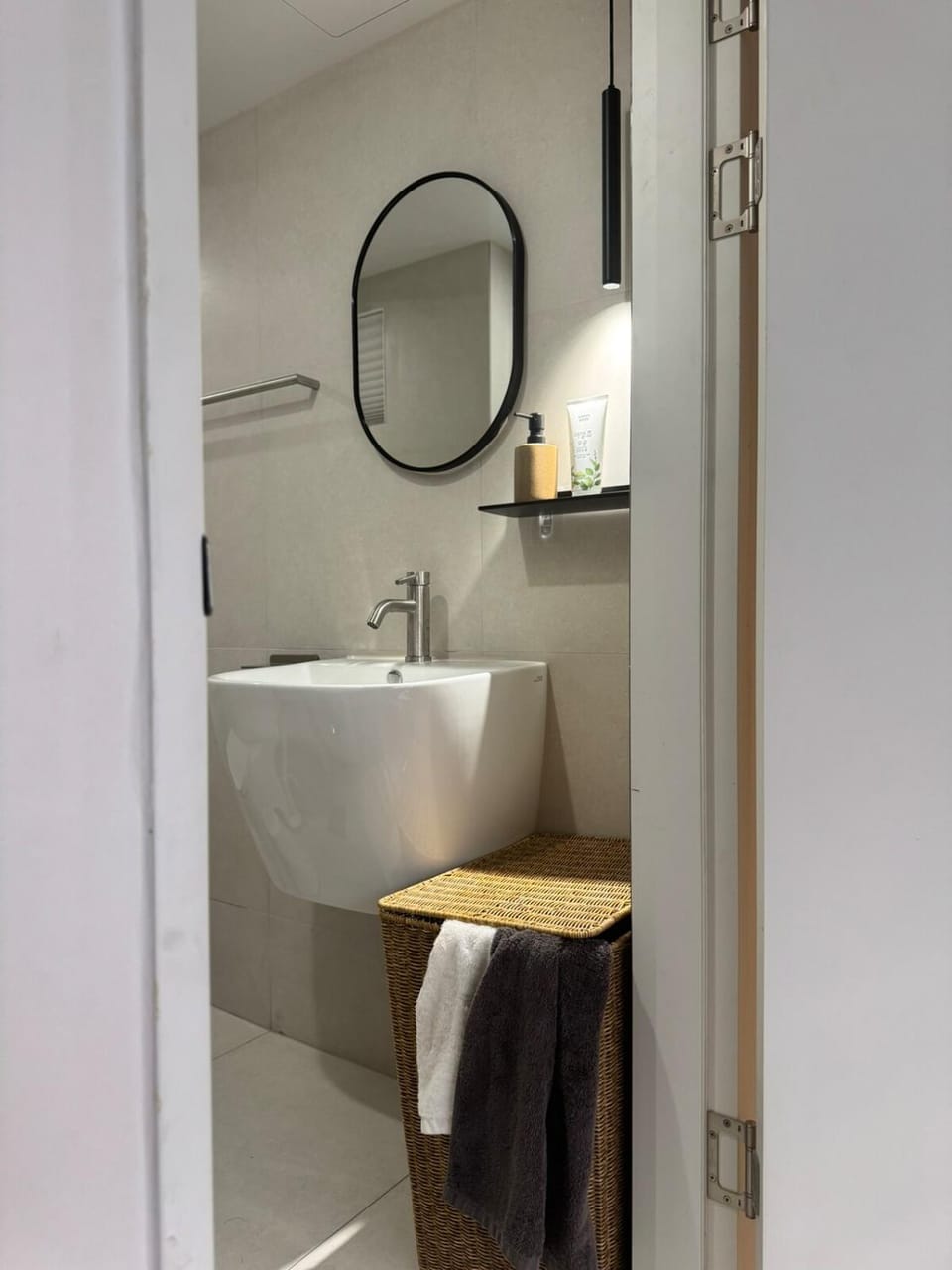1 Min to Subway , 3 Queen Beds , Up to 6 Guests , Seoul Center Apartment in Seoul