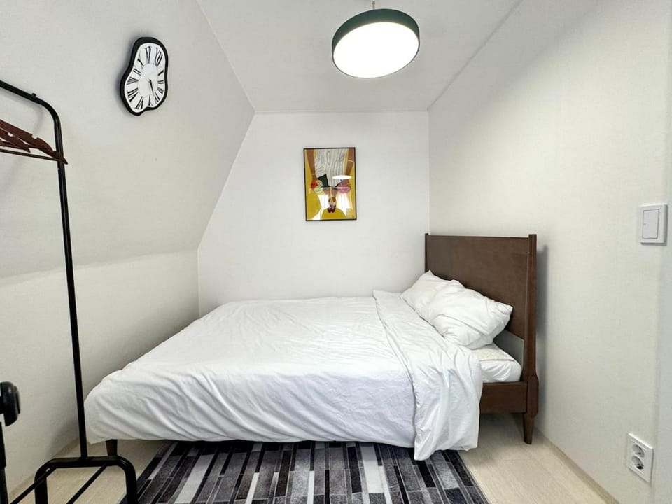 1 Min to Subway , 3 Queen Beds , Up to 6 Guests , Seoul Center Apartment in Seoul