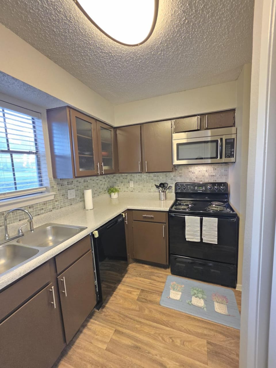 Kitchen or kitchenette, dishwasher, stove, toaster