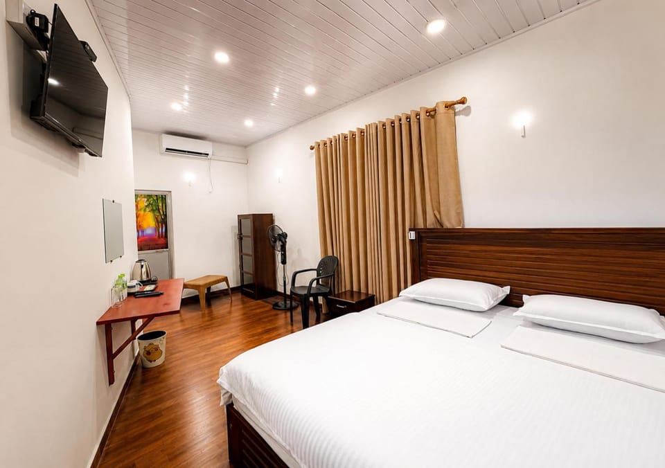 Property building, Communal lounge/ TV room, Bed, TV and multimedia, Living room, Photo of the whole room, Seating area, Evening entertainment, Bedroom, fireplace, hair dresser, air conditioner