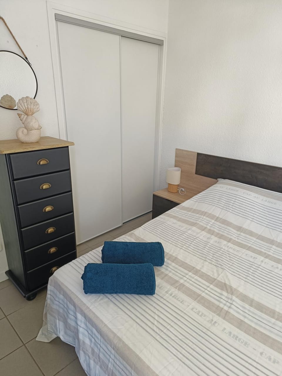 Photo of the whole room, Bedroom, towels