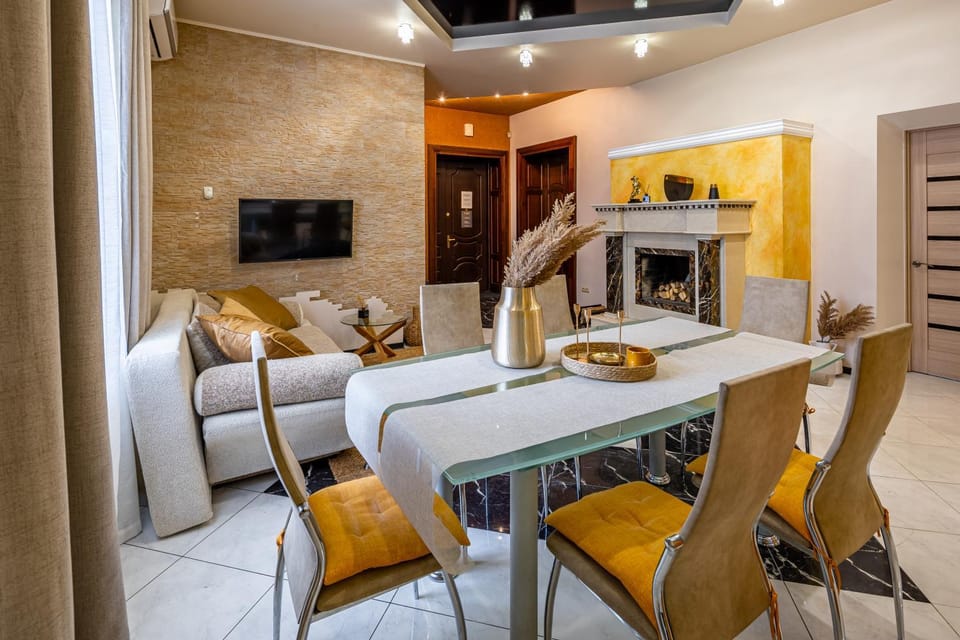 Communal lounge/ TV room, TV and multimedia, Kitchen or kitchenette, Living room, Seating area, Dining area