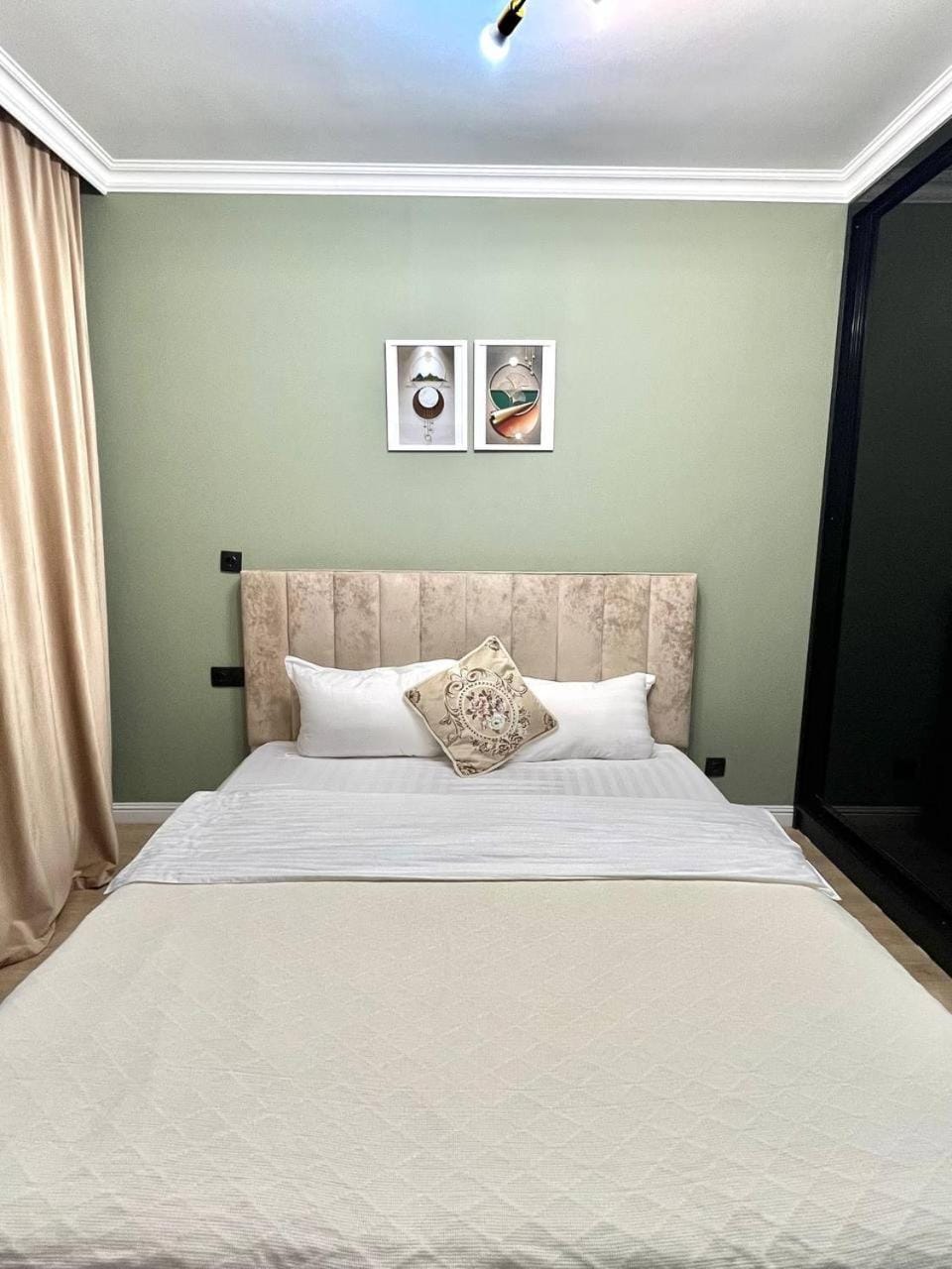 Bed, TV and multimedia, wardrobe