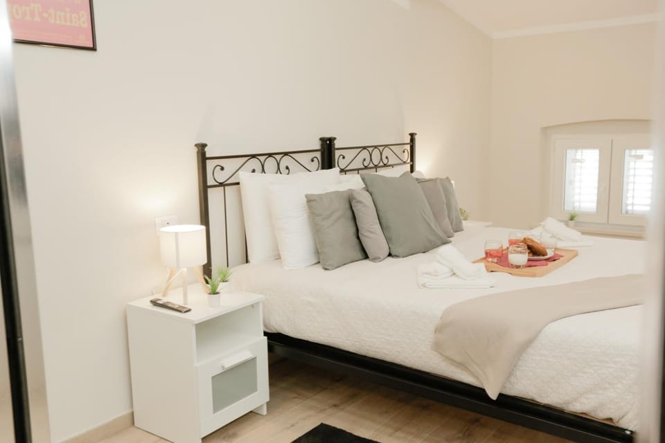 Bed, Bedroom, towels