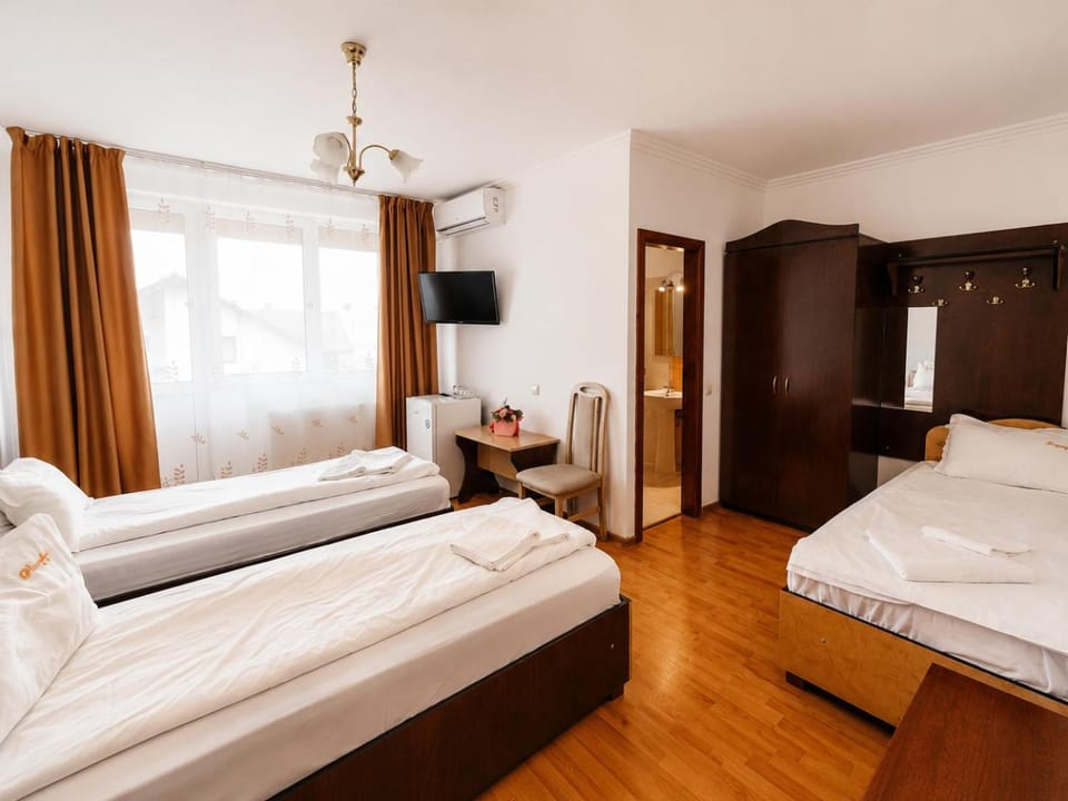 Bed, TV and multimedia, Photo of the whole room, Bedroom, towels, air conditioner