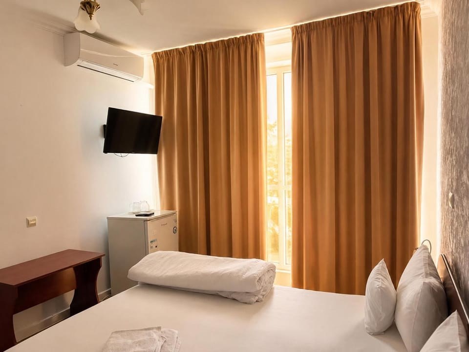 Bed, TV and multimedia, Photo of the whole room, Bedroom, air conditioner