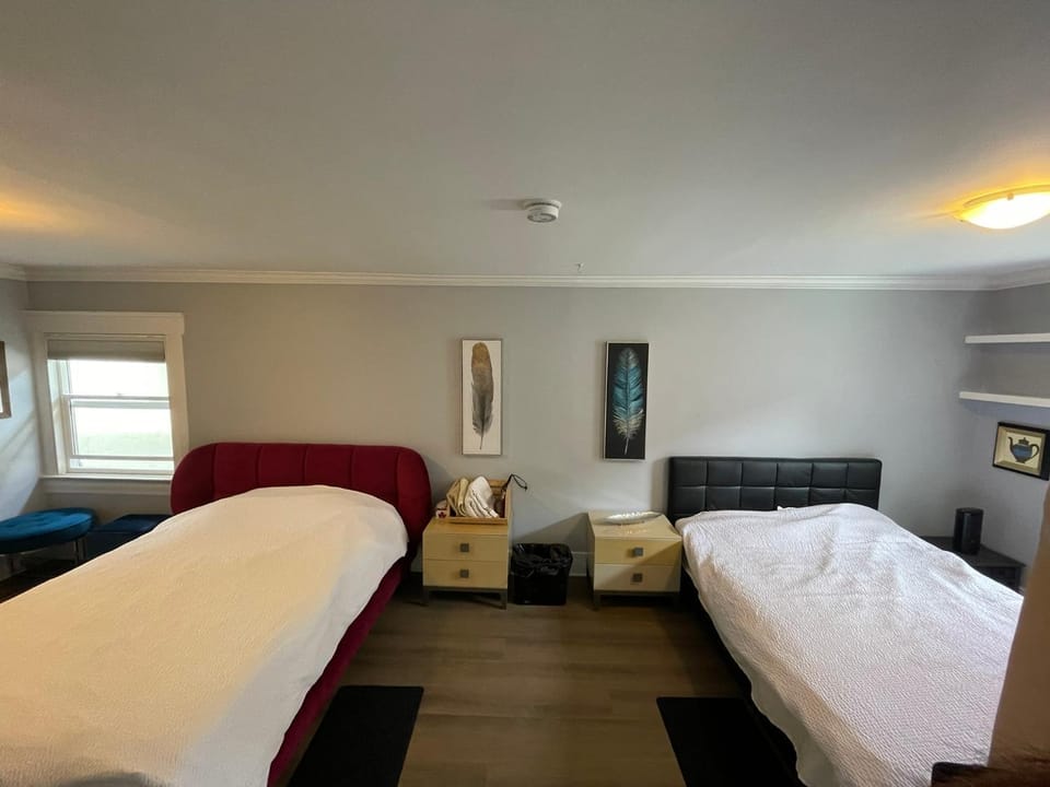 2 queen Beds Over 330 sq ft Vacation rental in Vancouver