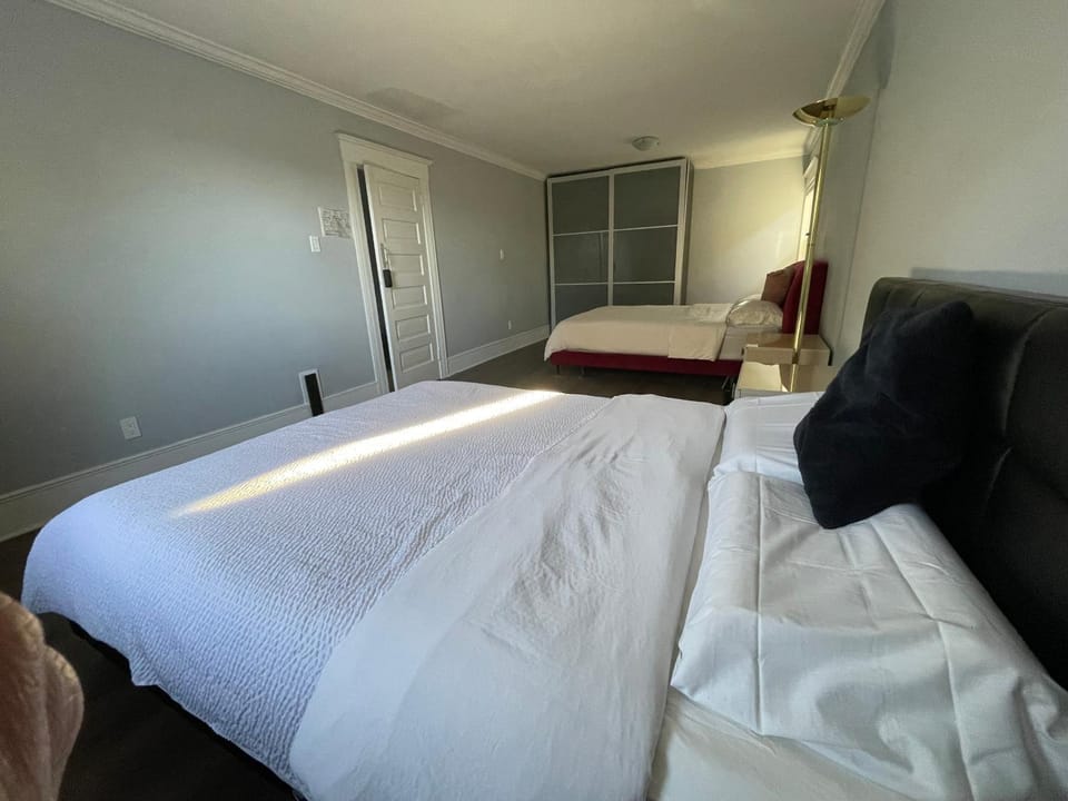 2 queen Beds Over 330 sq ft Vacation rental in Vancouver