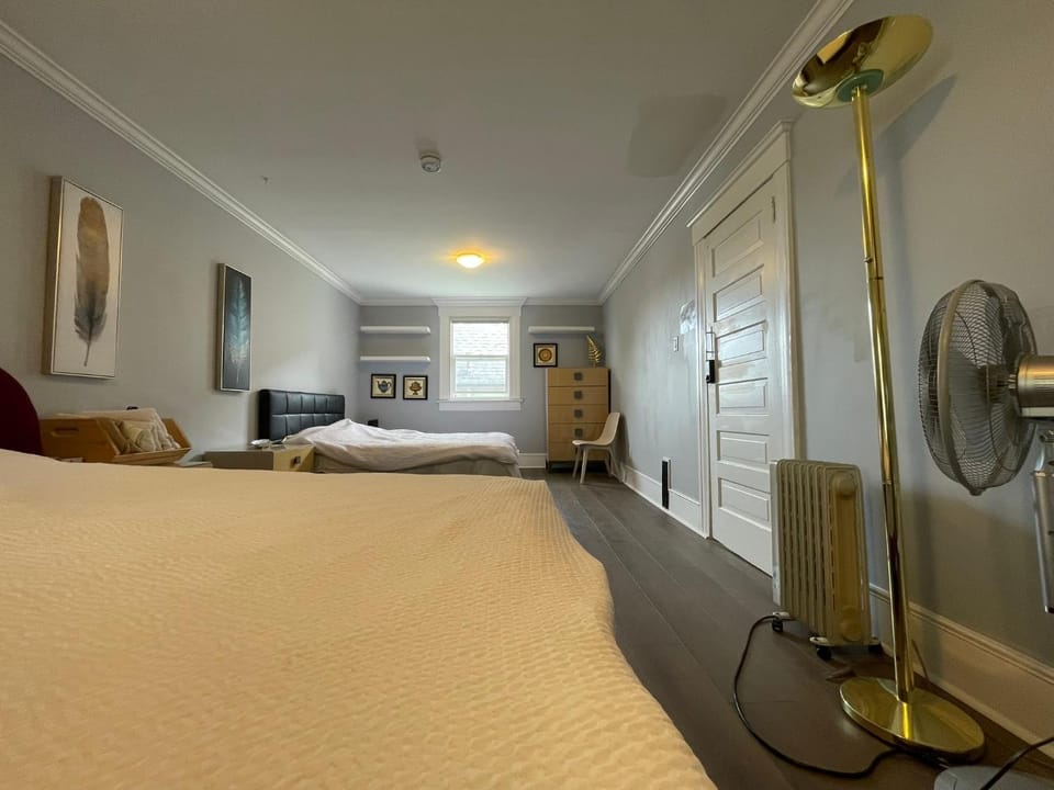 2 queen Beds Over 330 sq ft Vacation rental in Vancouver