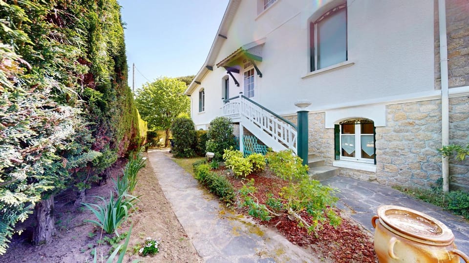 Property building, Facade/entrance, Off site