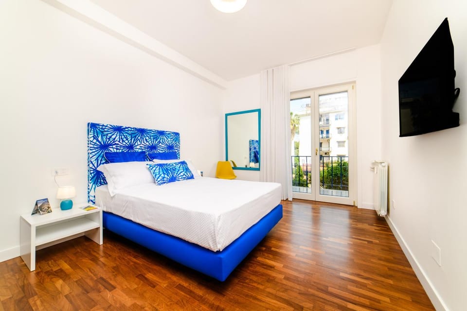 Bed, TV and multimedia, Photo of the whole room, Evening entertainment, Bedroom