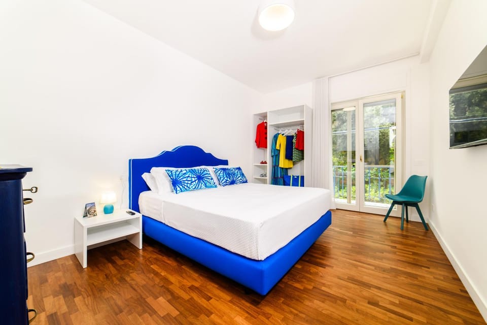 Bed, TV and multimedia, Photo of the whole room, Bedroom
