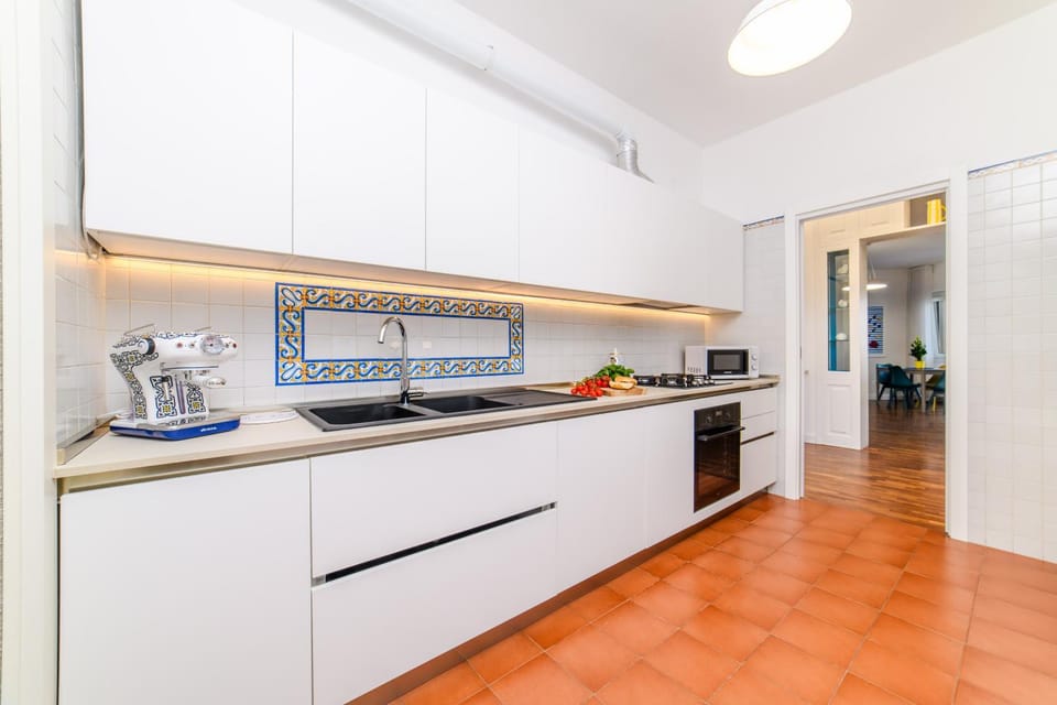 Kitchen or kitchenette, dishwasher, minibar, oven, stove, toaster