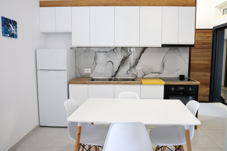 Kitchen or kitchenette, Dining area, minibar, oven, pet friendly, stove