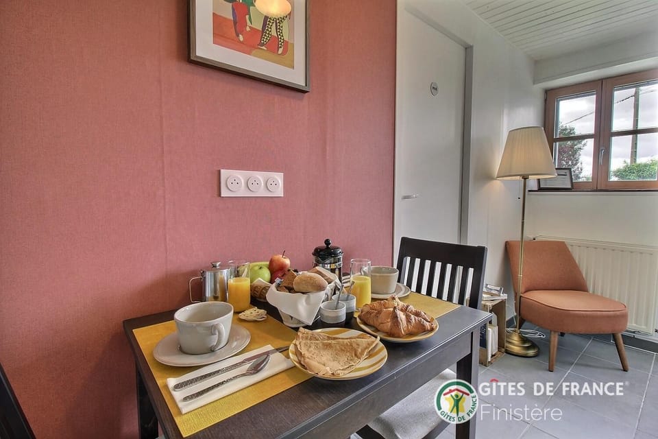 Seating area, Dining area, Breakfast