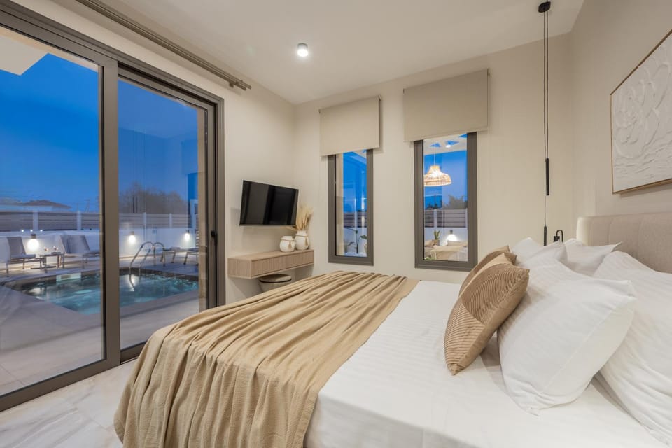 Bed, TV and multimedia, Photo of the whole room, Bedroom, Pool view, Swimming pool, towels