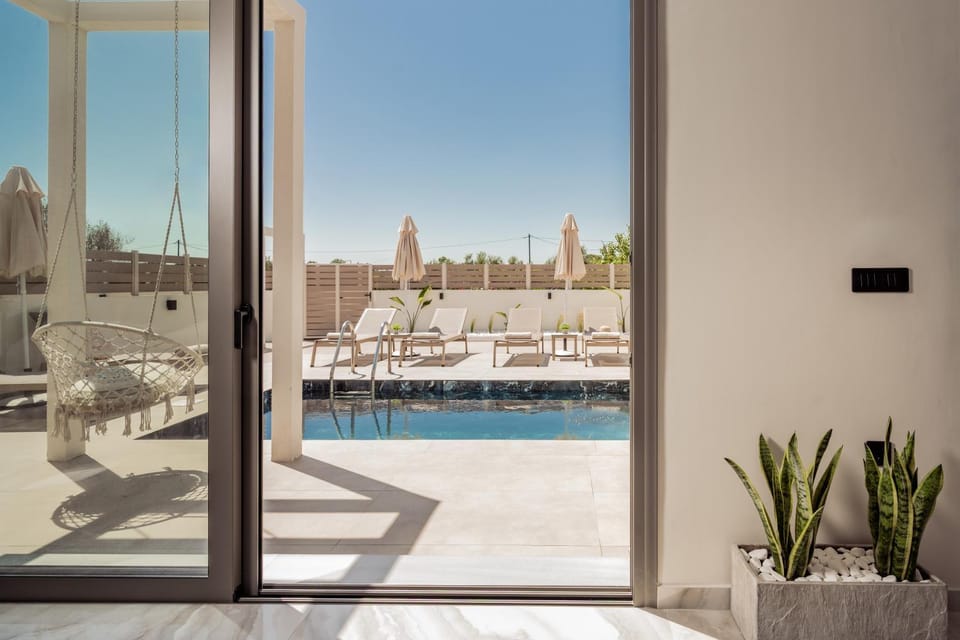 Day, View (from property/room), Pool view, Swimming pool, sunbed