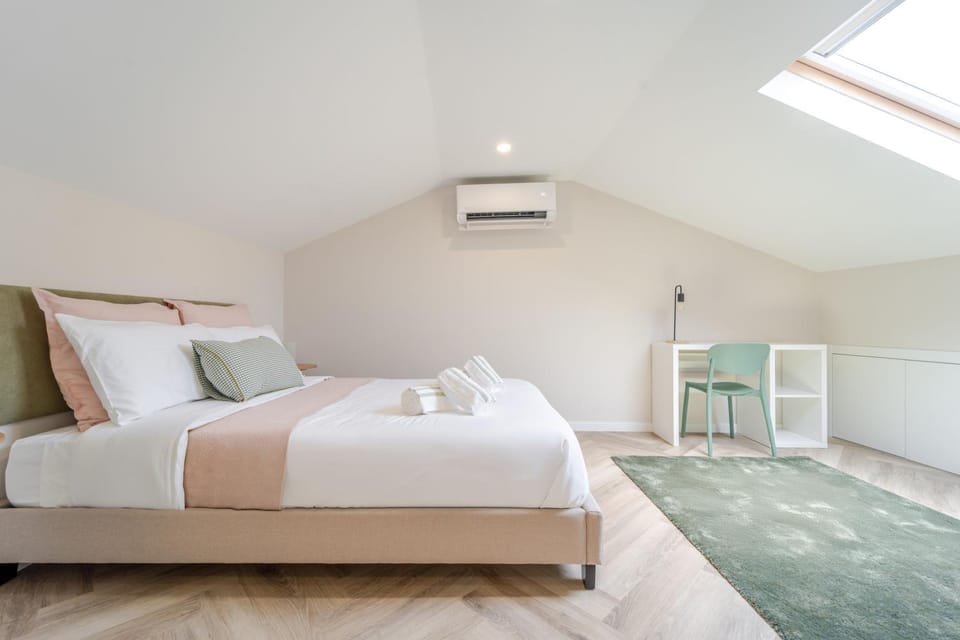 Bed, Photo of the whole room, towels, air conditioner