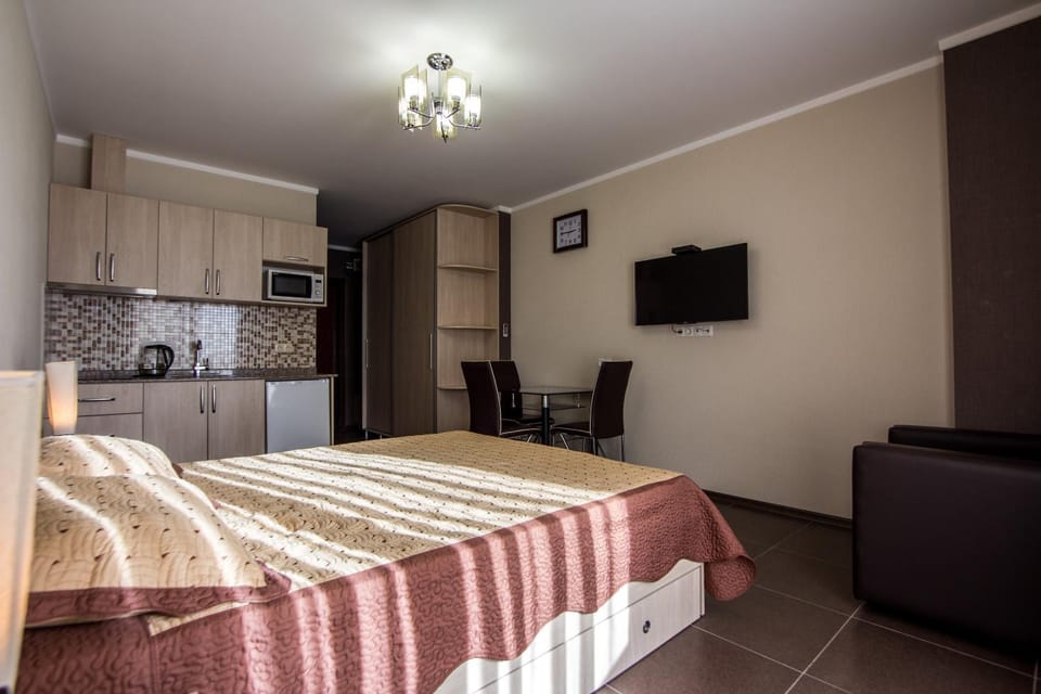 Photo of the whole room, Dining area, kitchen