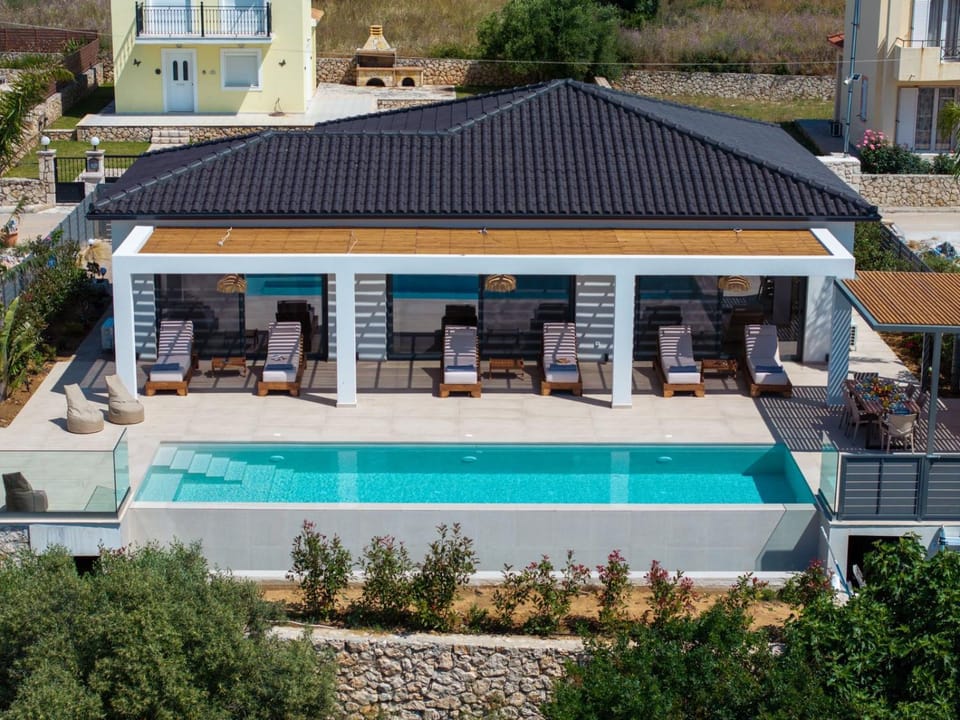 Property building, Patio, Day, Pool view, Swimming pool, sunbed