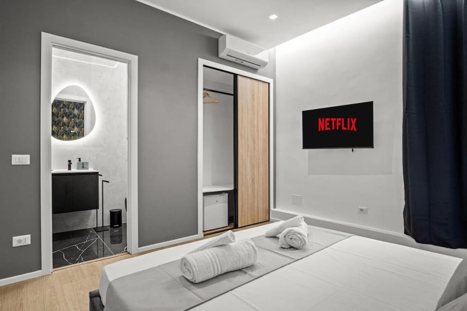 Bed, TV and multimedia, wardrobe