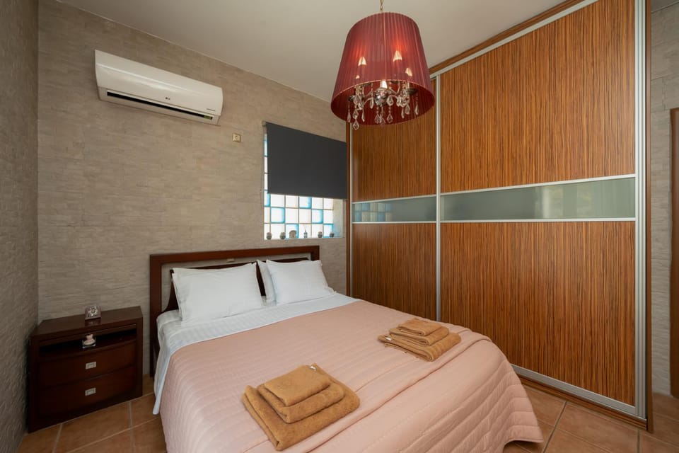 Bed, Photo of the whole room, Bedroom, towels, wardrobe, air conditioner