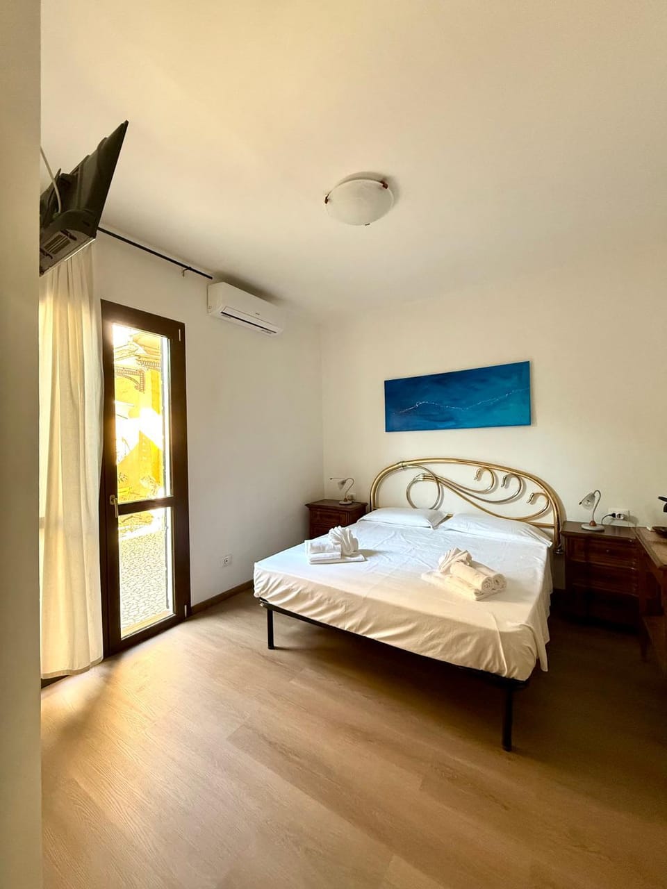 Bed, Photo of the whole room, Bedroom, towels, air conditioner