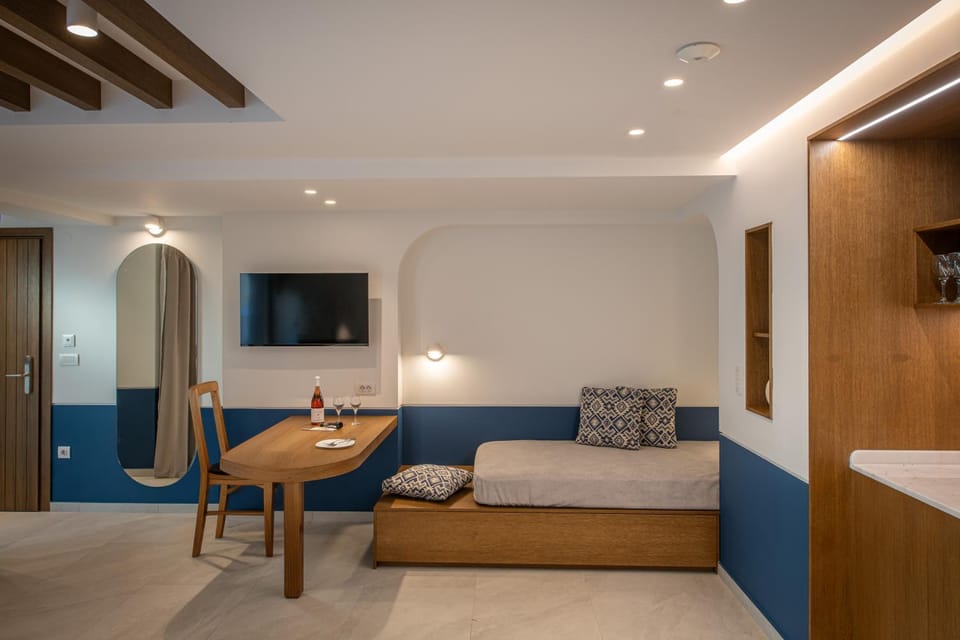 TV and multimedia, Seating area, Dining area, kitchen, air conditioner