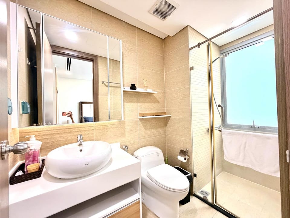 Shower, Toilet, Restaurant/places to eat, Bathroom
