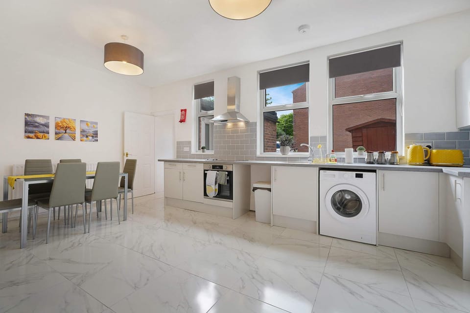 Kitchen or kitchenette, oven, stove, toaster, washing machine