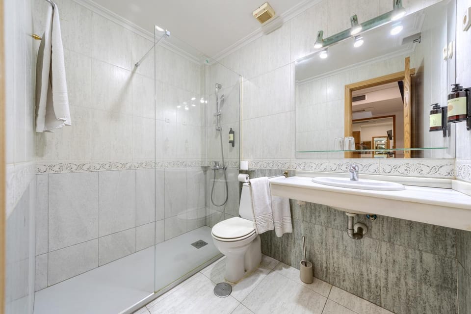Shower, Toilet, Bathroom, towels