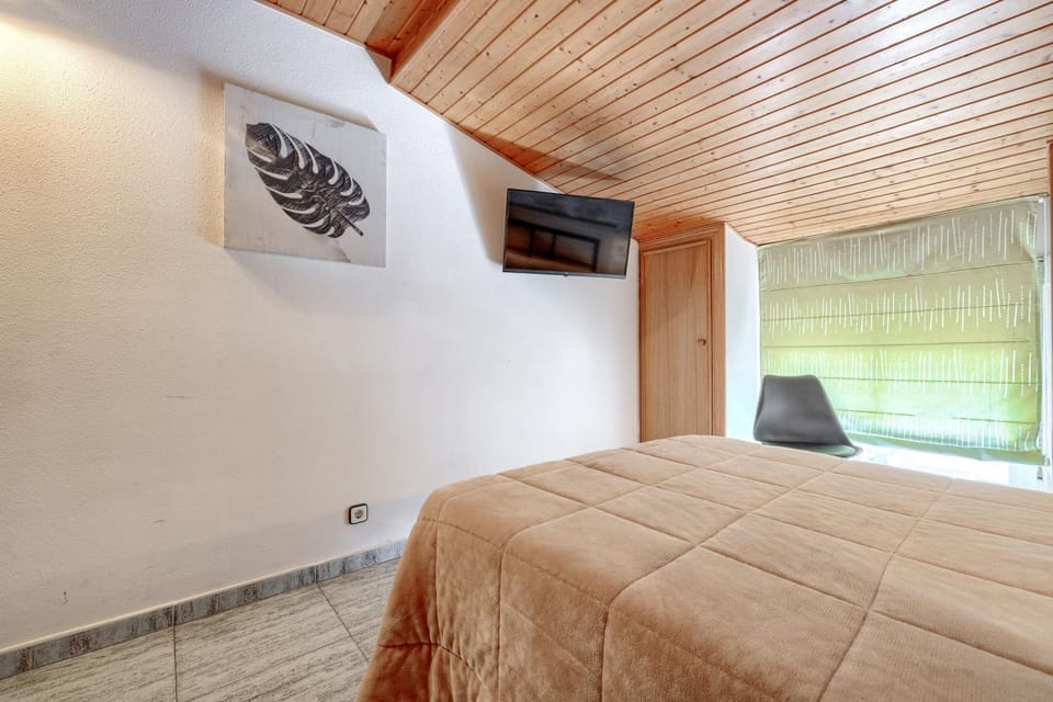 Bed, TV and multimedia, Photo of the whole room, Bedroom