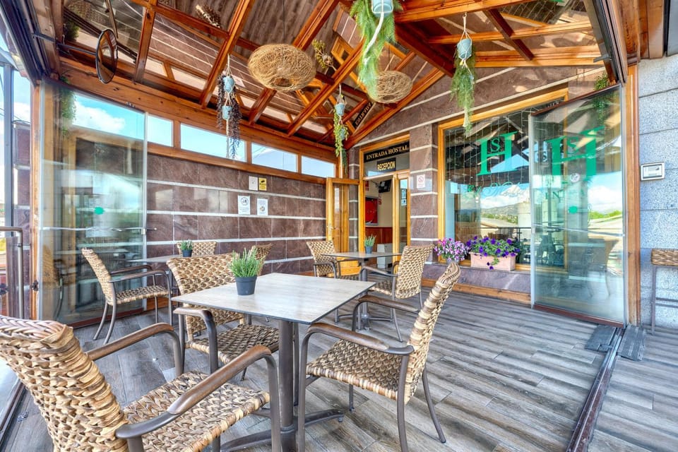 Restaurant/places to eat, Balcony/Terrace
