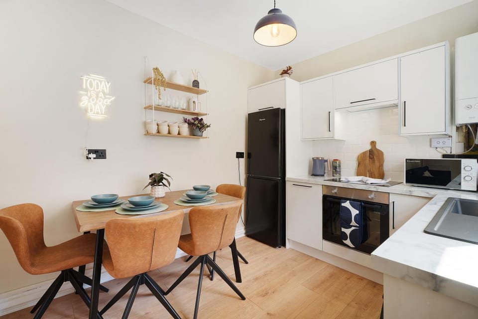 Kitchen or kitchenette, Dining area, oven