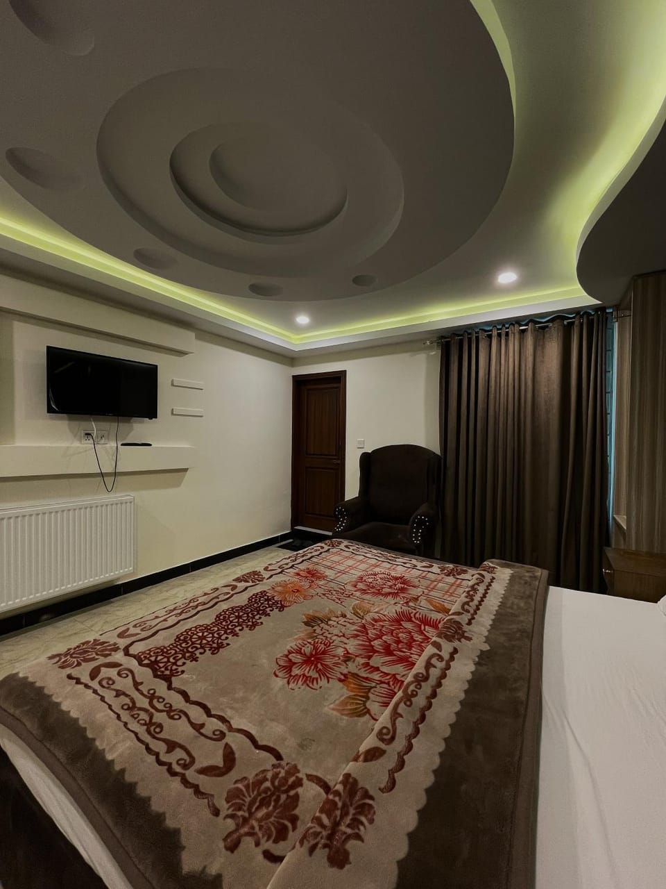 Bed, TV and multimedia, Photo of the whole room, Bedroom