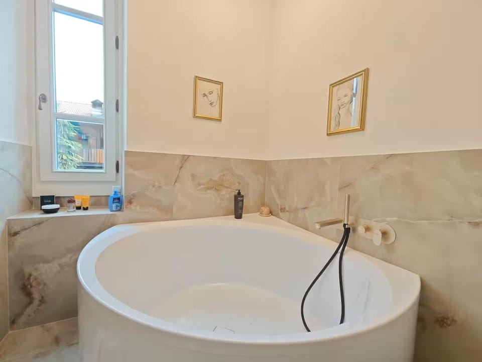 Hot Tub, Bathroom