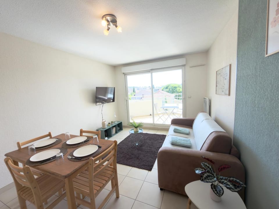 Communal lounge/ TV room, TV and multimedia, Living room, Seating area, Dining area