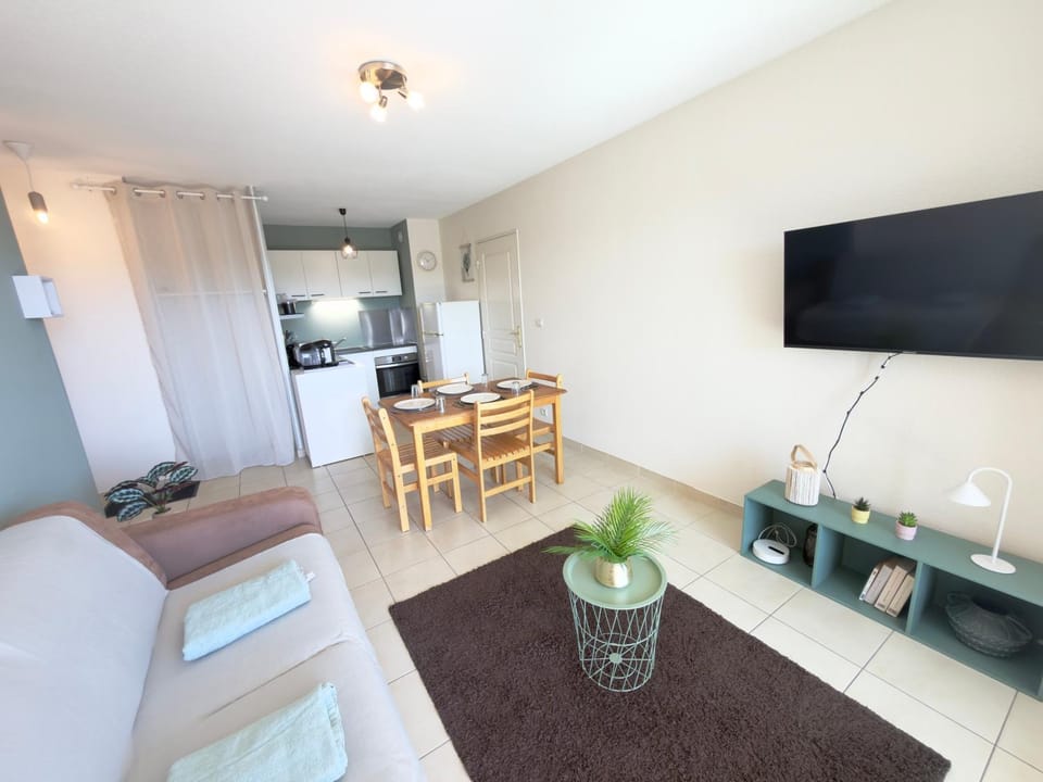 Communal lounge/ TV room, TV and multimedia, Living room, Seating area, Dining area