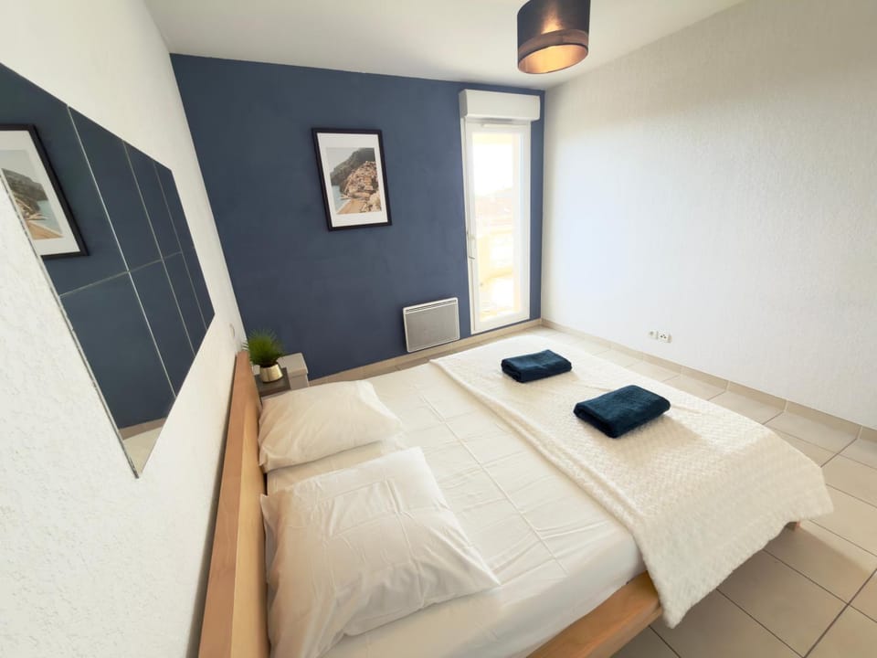 Bed, Photo of the whole room, Bedroom, towels