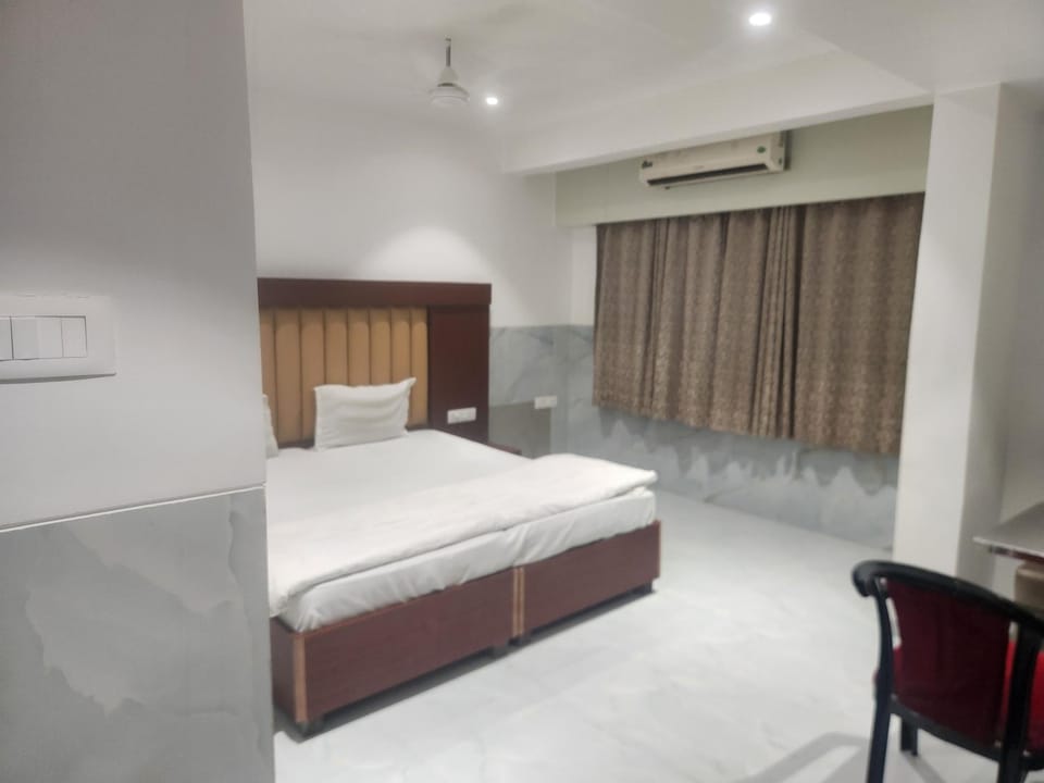 Bed, Photo of the whole room, Bedroom, air conditioner