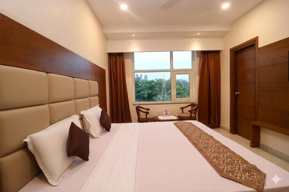 Bed, Seating area, Bedroom