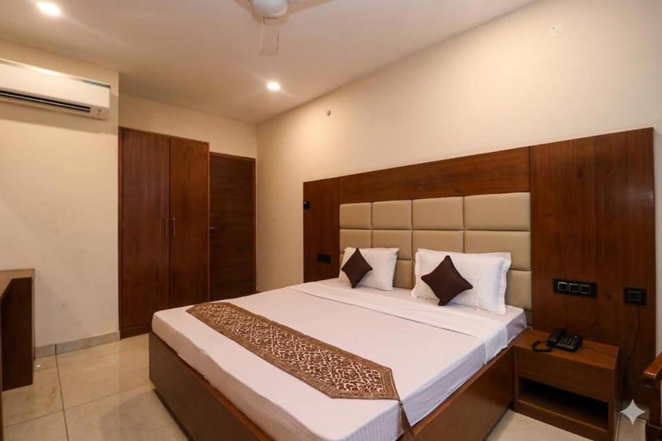 Bedroom, wardrobe, air conditioner
