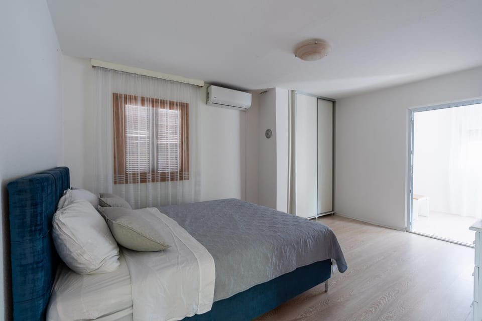Bed, Living room, Seating area, Bedroom, air conditioner